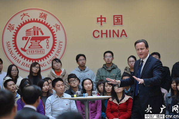 英国首相卡梅伦现身上海交通大学，与交大学生面对面交流大学教育、赴英旅游、高铁建设等话题